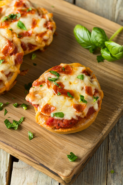 Mozzarella &amp; Olive Pizza Bagels – Healthy Happy Foodie